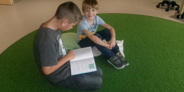 ehemalige Kindergartenkinder lesen den Vorschulkindern vor