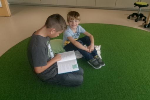 ehemalige Kindergartenkinder lesen den Vorschulkindern vor