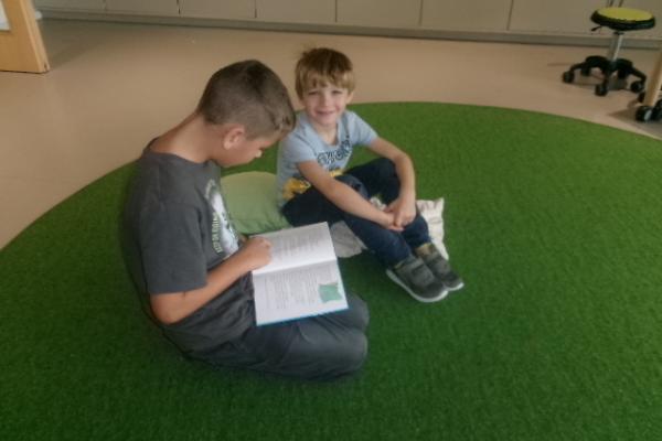 ehemalige Kindergartenkinder lesen den Vorschulkindern vor