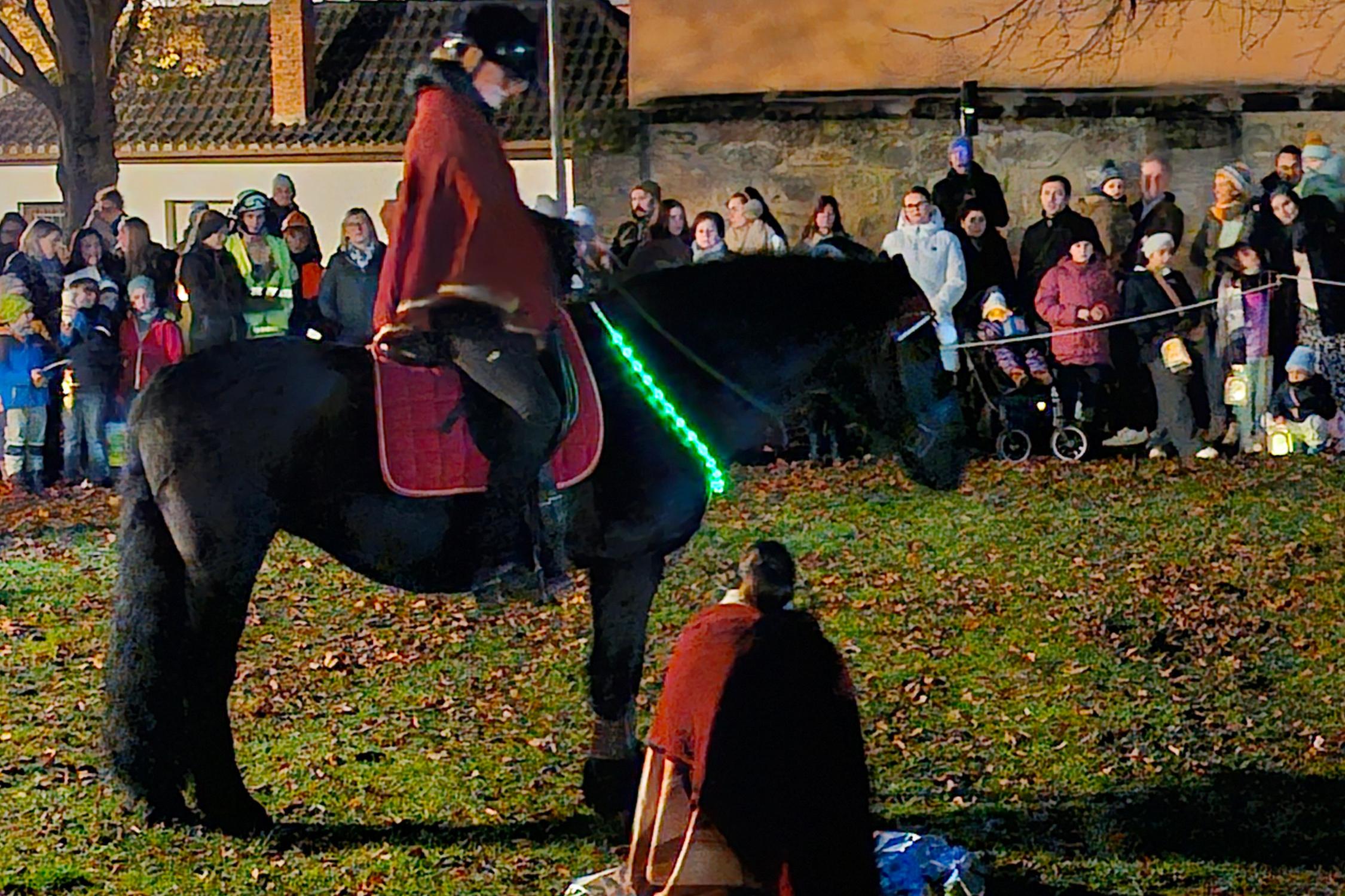 Martin hält vor dem Bettler