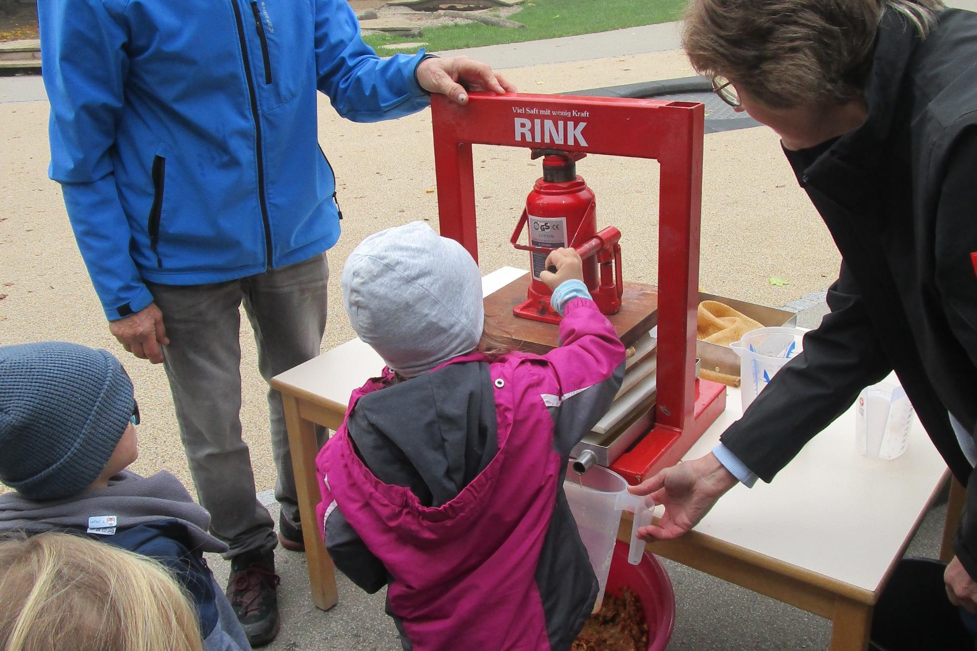 alle Kinder helfen beim pressen