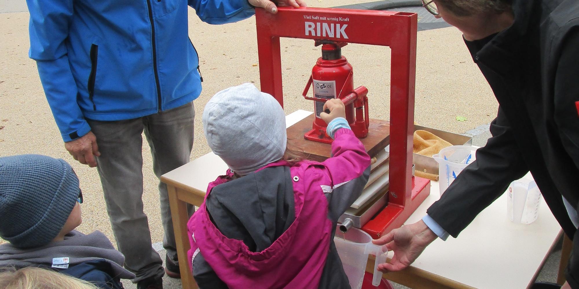 alle Kinder helfen beim pressen