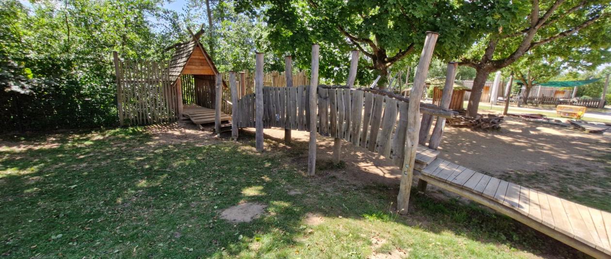 Ballancierbrücke zum Häuschen am Bach