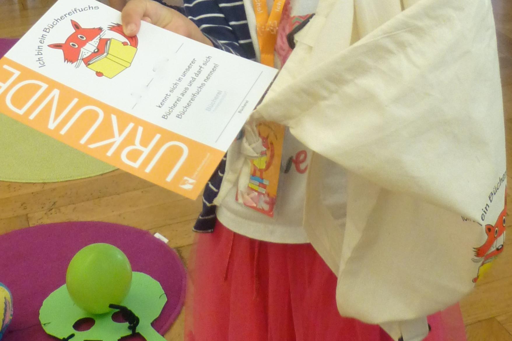 Die Kinder erhalten einen Büchereiführerschein, eine Urkunde, eine Büchereitasche und ihren Ausweis