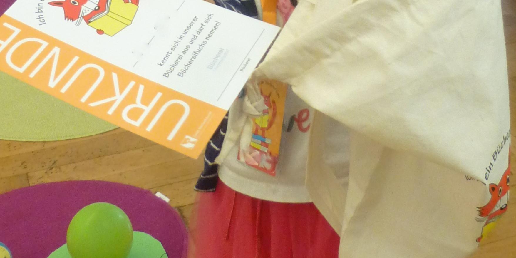 Die Kinder erhalten einen Büchereiführerschein, eine Urkunde, eine Büchereitasche und ihren Ausweis