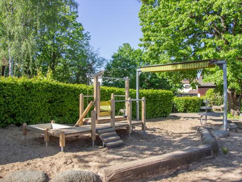 Sandkasten mit Spielebene