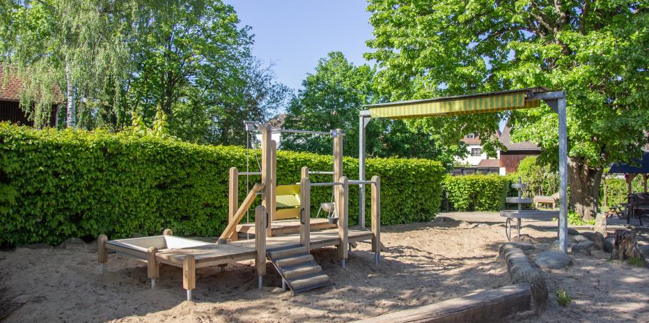 Sandkasten mit Spielebene