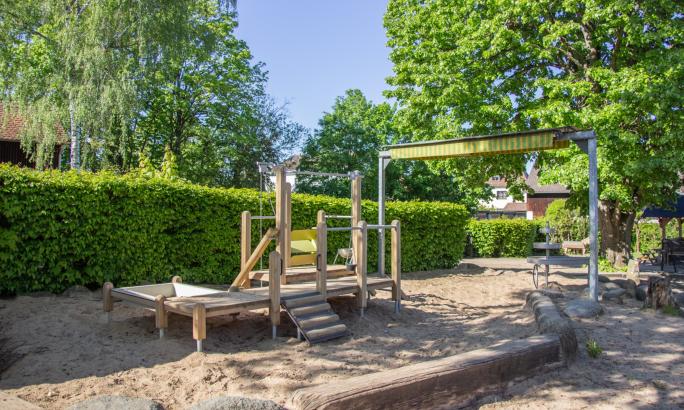 Sandkasten mit Spielebene