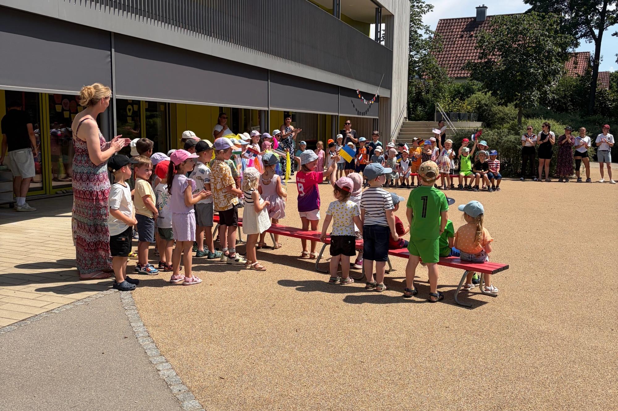 Die Kinder der KiTa singen und tanzen