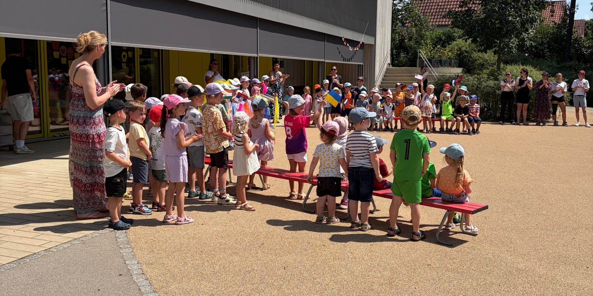 Die Kinder der KiTa singen und tanzen