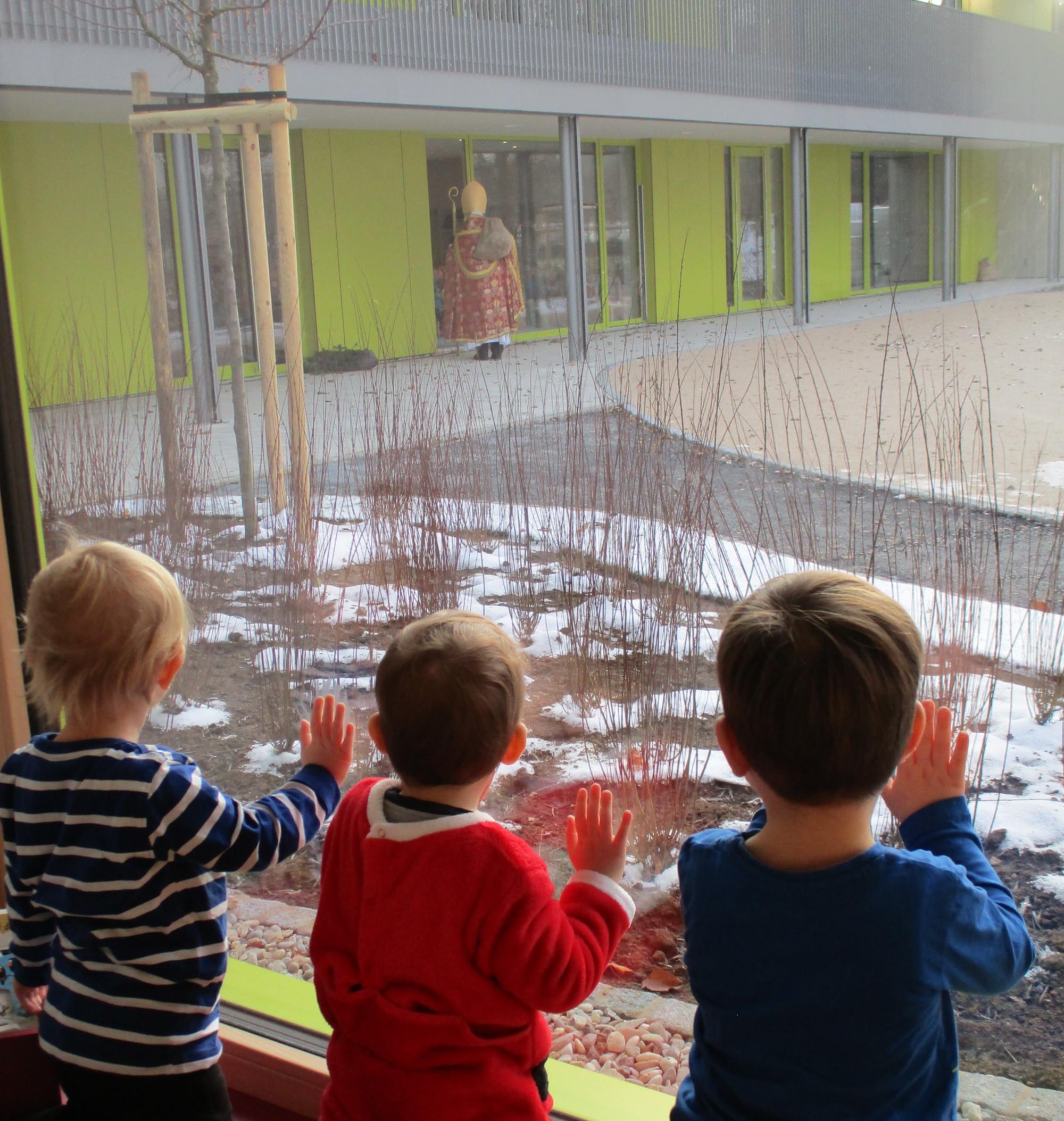 Nikolaus zu Besuch in Kindergarten und Krippe