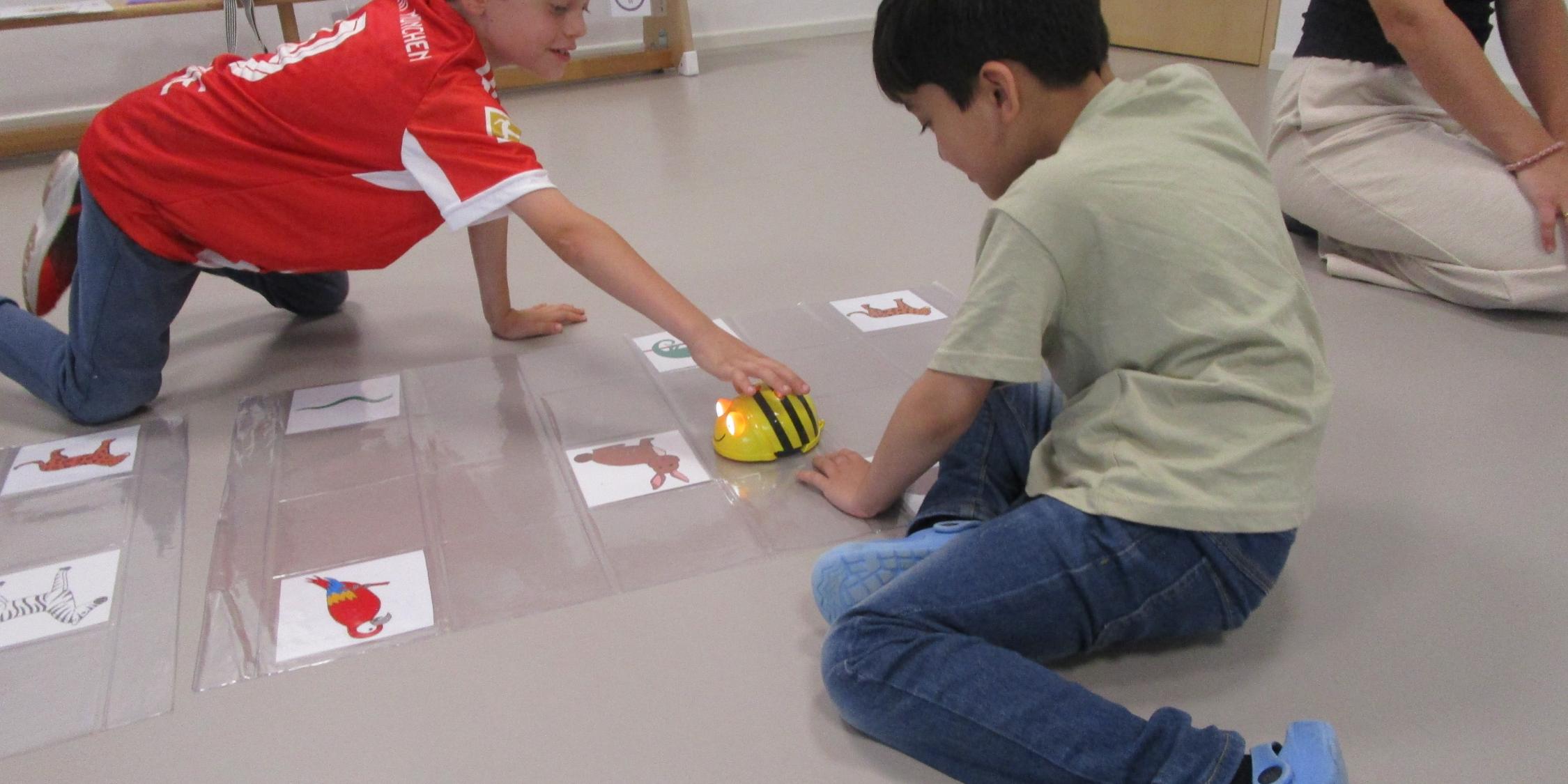 Vorschulkinder schicken die Roboter-Biene auf ihren Weg