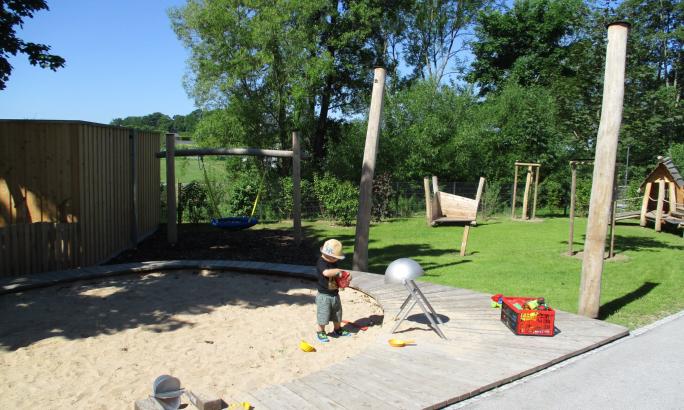 Krippengarten Sandbereich, Nestschaukel