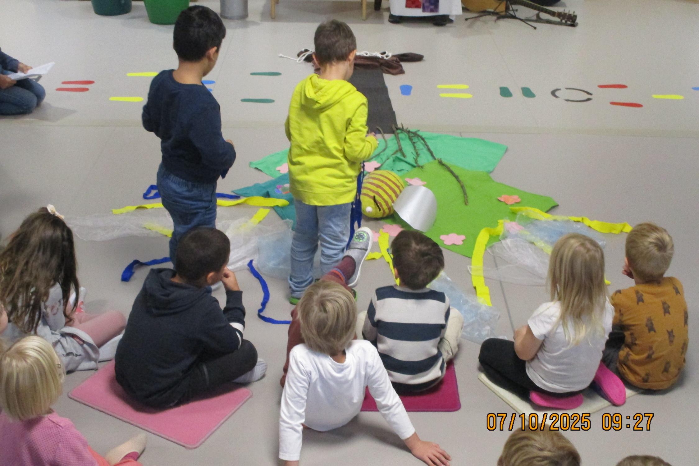 Vorschulkinder legen mit verschiedenen Materialien die Geschichte vom Apfelbaum