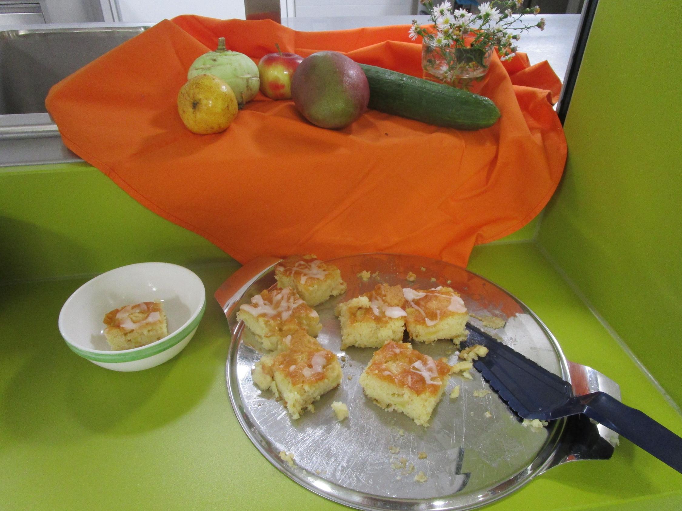 Zum Frühstücksbuffet - seelbstgebackener Apfelkuchen