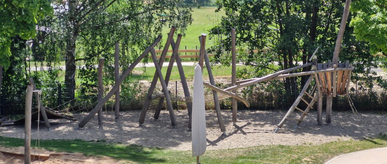 Sandspielbereich neben dem Kletterbereich