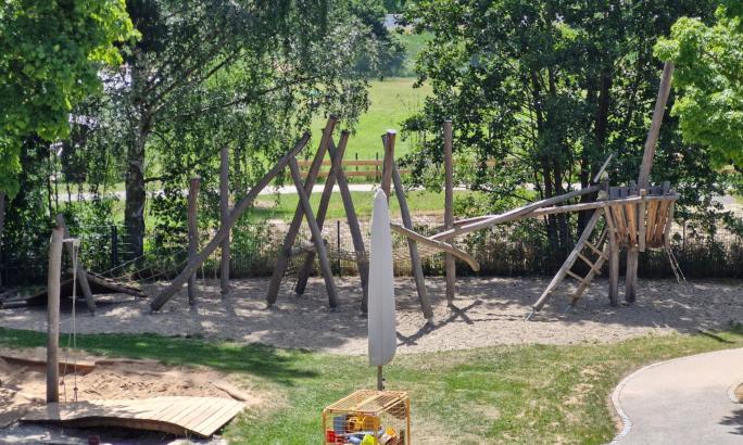Sandspielbereich neben dem Kletterbereich