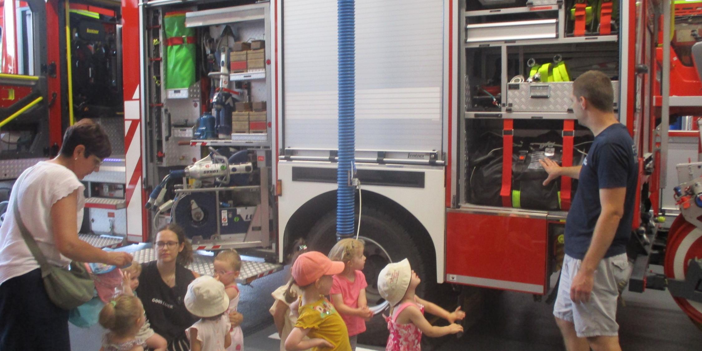 Krippe bei der Feuerwehr Memmelsdorf Feuerwehrbesuch der Krippe