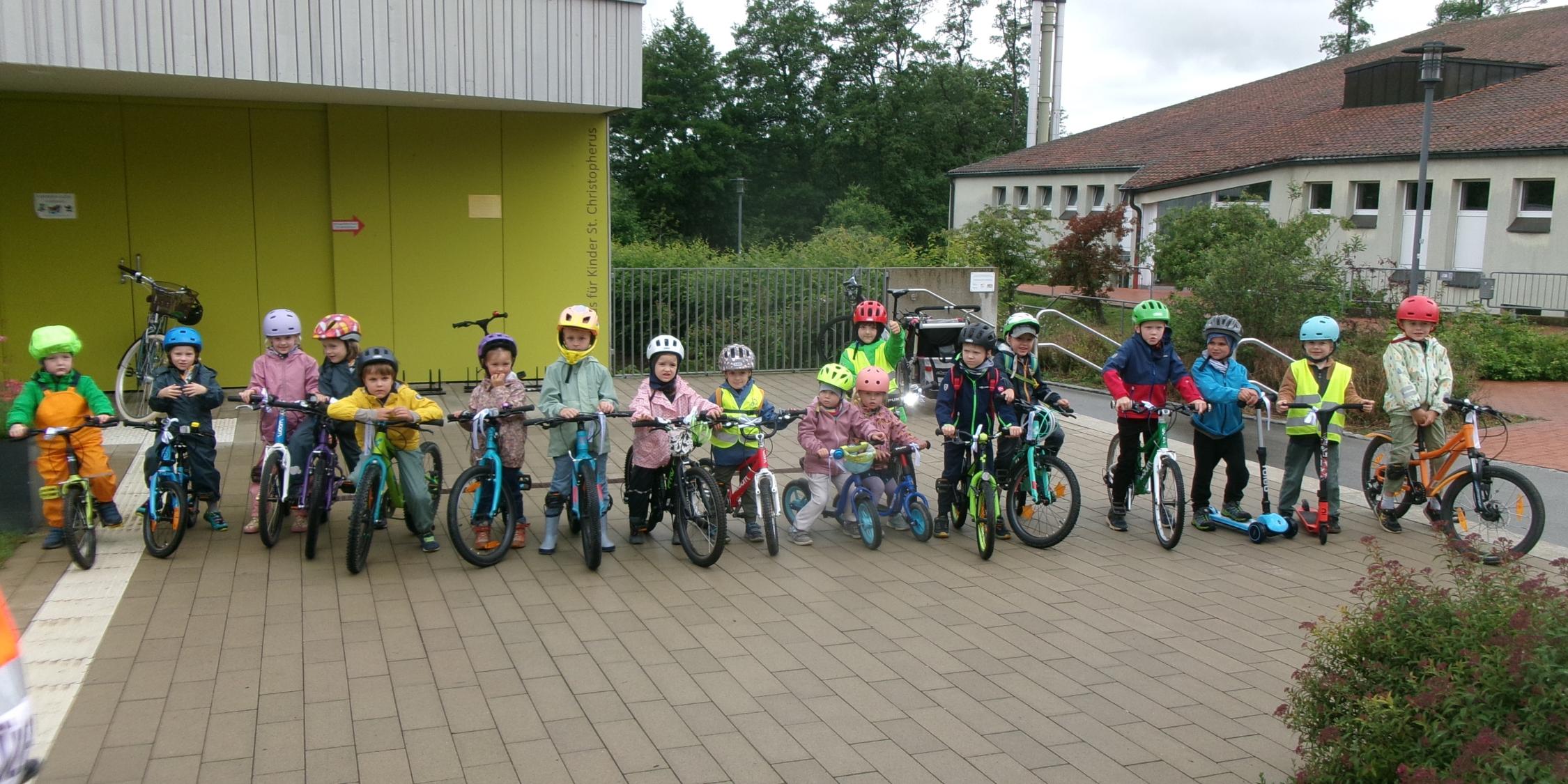 Die teilnehmenden Kinder erhalten ihre Bändchen fürs Fahrrad