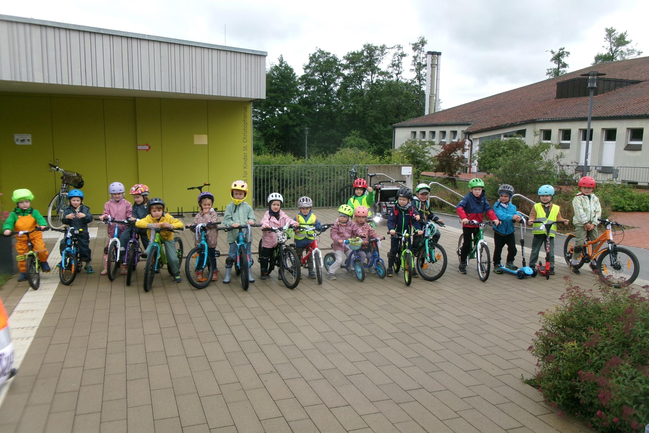 Die teilnehmenden Kinder erhalten ihre Bändchen fürs Fahrrad