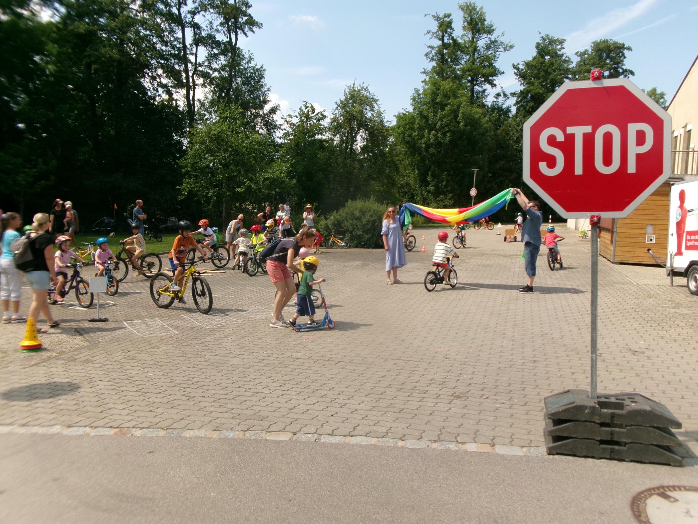 Die Kinder üben ihre Geschicklichkeit