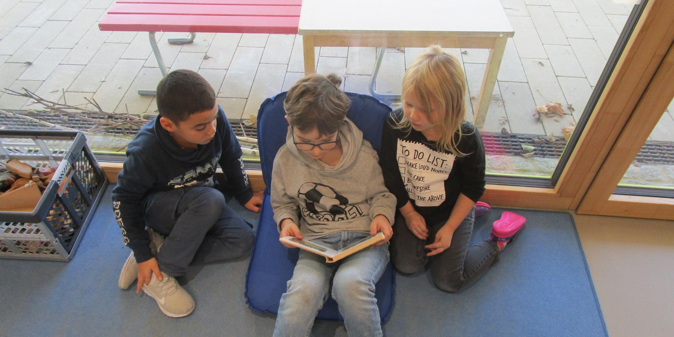 die dritte Klasse kommt zum Vorlesen zu Besuch