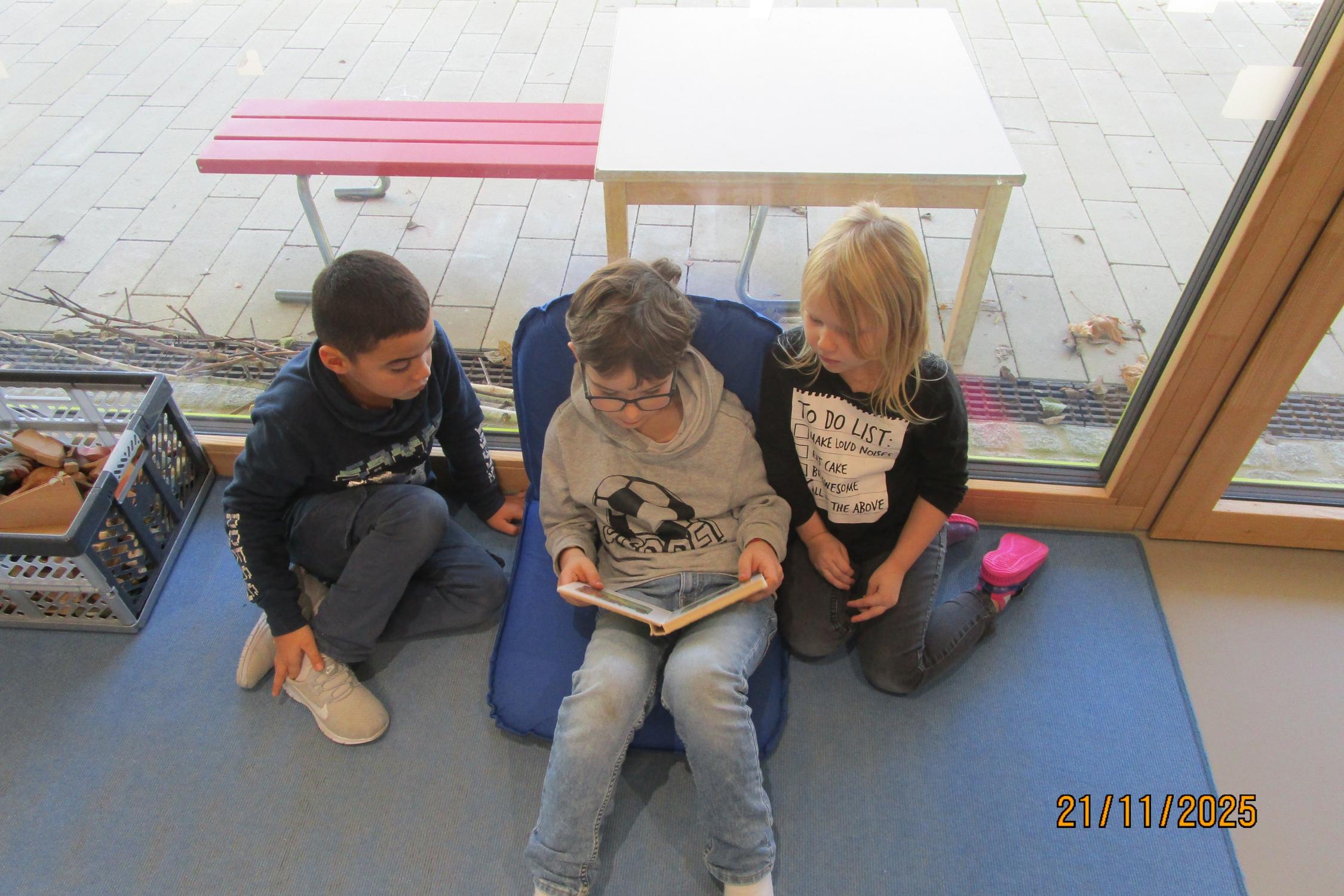 die dritte Klasse kommt zum Vorlesen zu Besuch