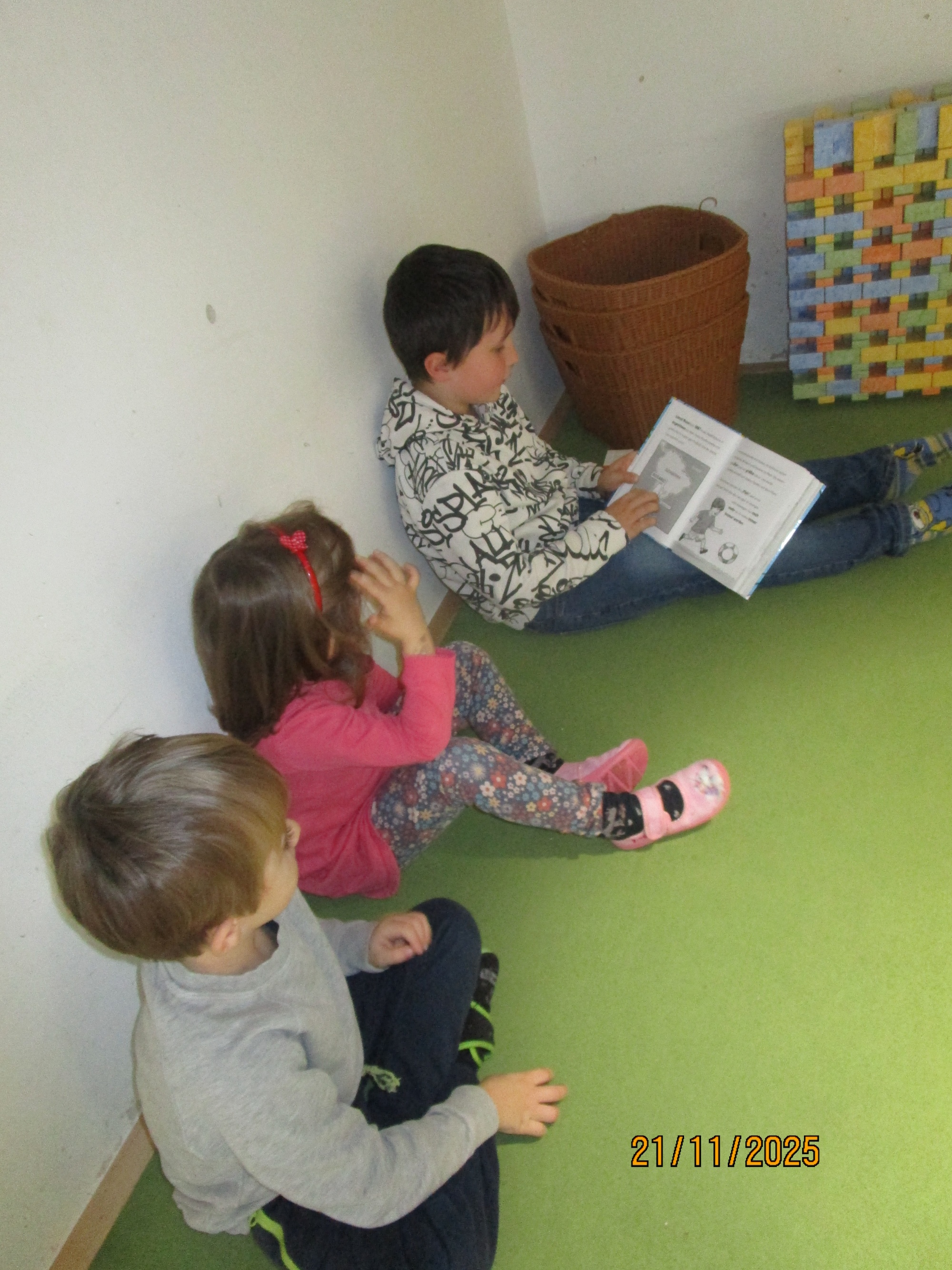 die dritte Klasse kommt zum Vorlesen zu Besuch